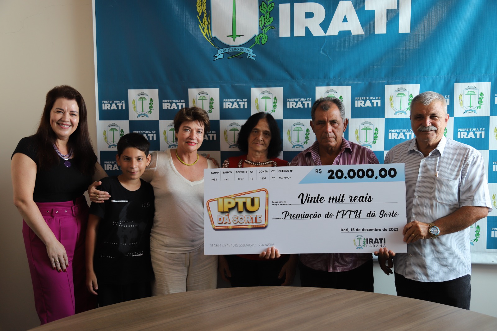 Ganhadores da promoção IPTU Dá Sorte retiram seus prêmios